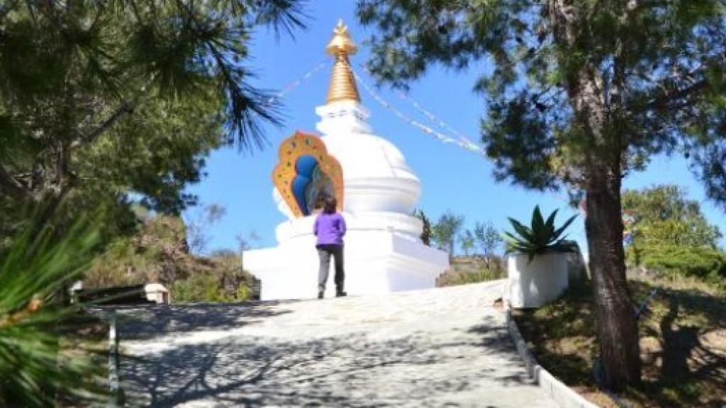 Estupor en la estupa budista de Vélez-Málaga.
