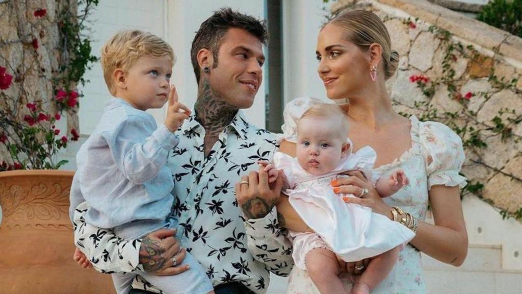 Chiara y Fedez junto a sus hijos.