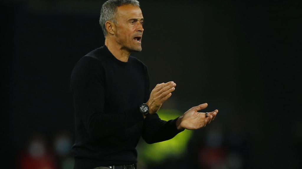 Luis Enrique da indicaciones desde la banda