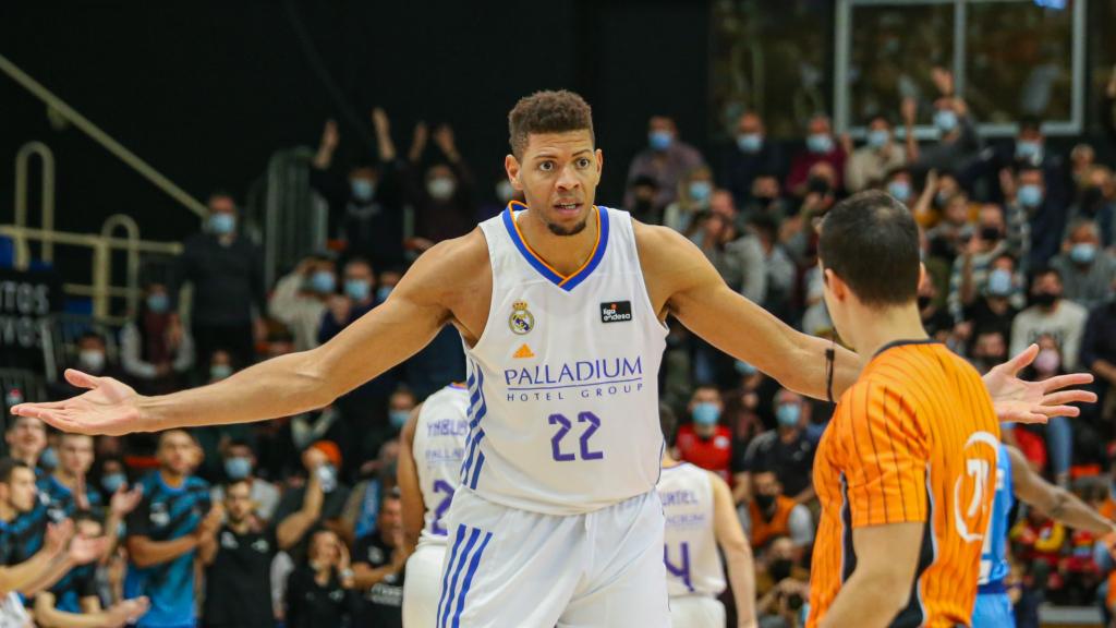 Walter Tavares protesta una acción a los árbitros