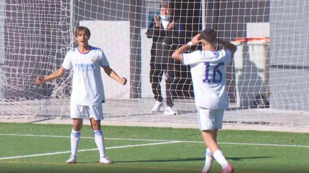 Pol Fortuny celebra su gol al Aluche