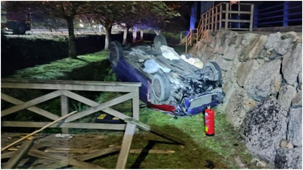 El coche accidentado en Oleiros.