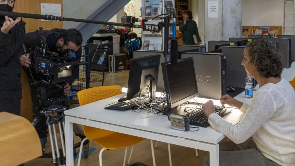 Nadia frente al ordenador.