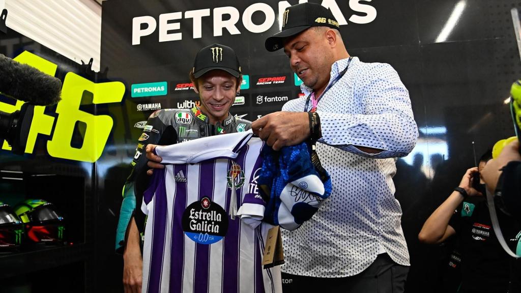 Ronaldo hace entrega a Valentino Rossi de la camiseta del Real Valladolid