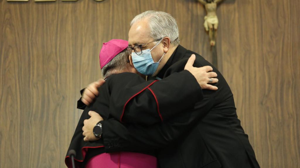 César García Magán (d), nuevo obispo auxiliar de Toledo, abrazado al arzobispo Francisco Cerro Chaves.