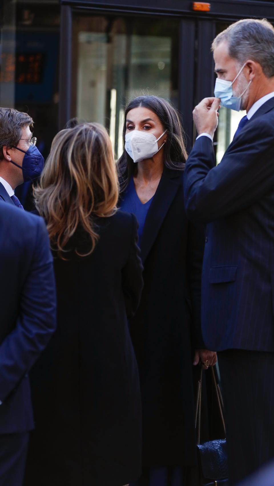 La reina Letizia con bolso de Nina Ricci y anillo de Karen Hallam.