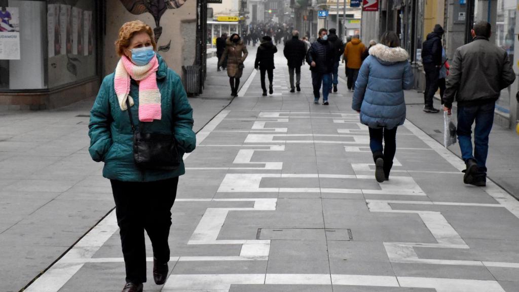 Una mujer con mascarilla.