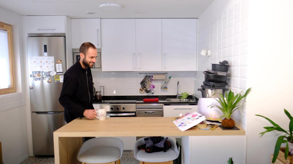 Javier Pérez muestra su casa en el 'cohousing' entrepatios en Usera, Madrid.