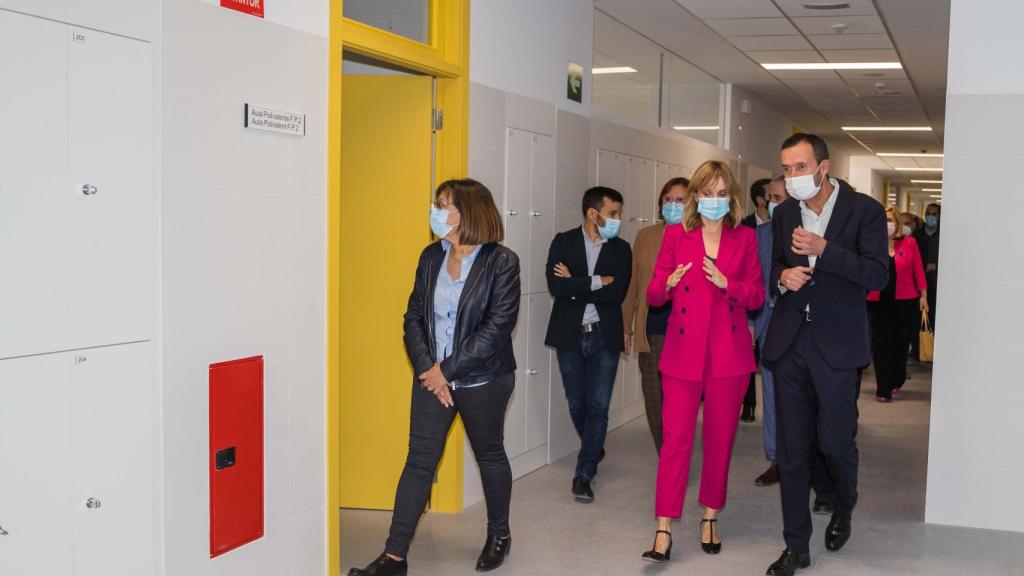 El alcalde y la ministra, paseando por el nuevo instituto este lunes junto con otros representantes políticos.
