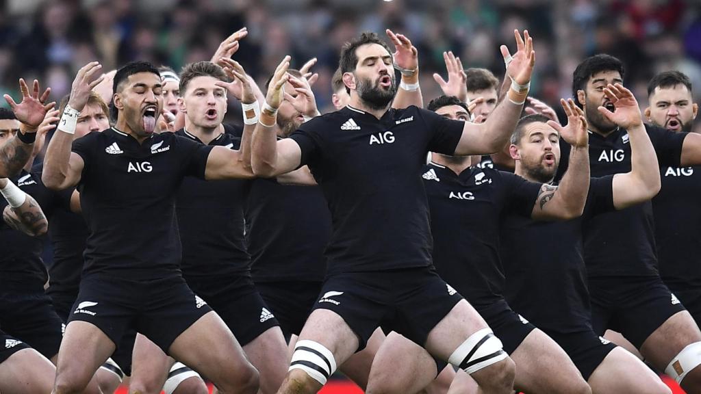 La selección de Nueva Zelanda representa una haka antes de un partido contra Irlanda.