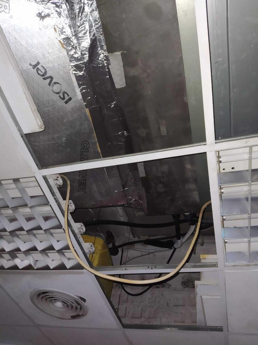 Un techo con huecos por falta de placas de pladur.