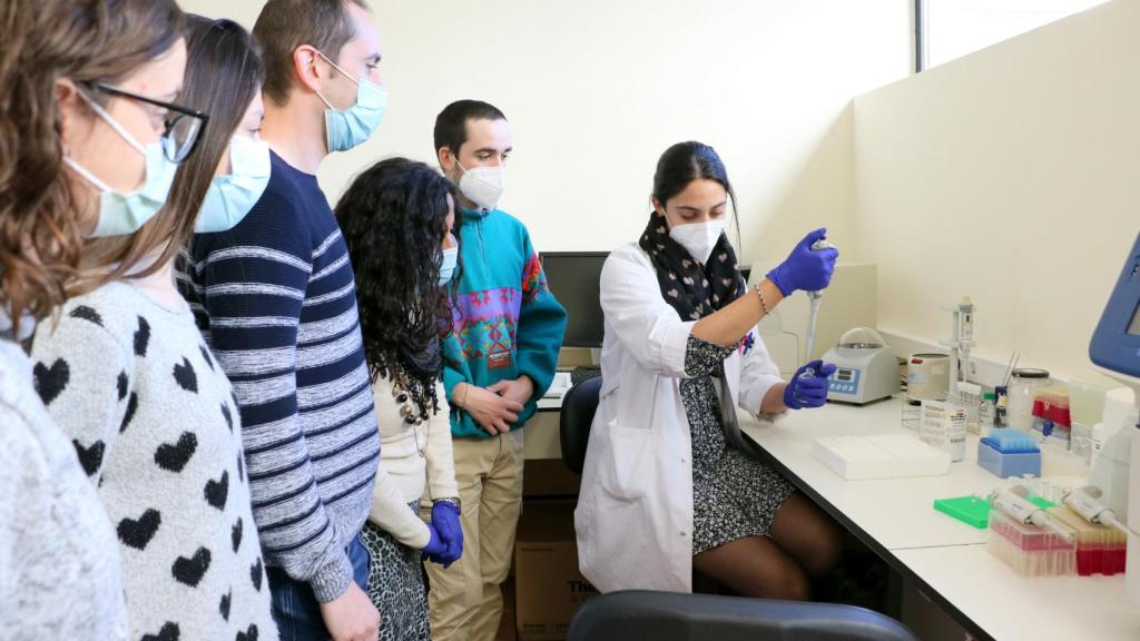 Una investigadora explica el proceso de las PCR a los participantes de la XIX Semana de la Ciencia