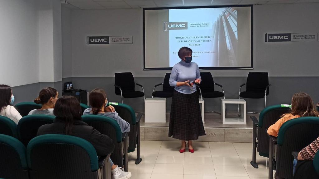 Berta Mª García Otero da la bienvenida a los mentores