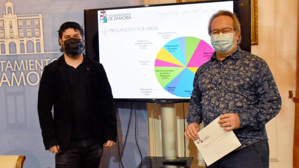 El concejal de Hacienda, Diego Bernardo y el alcalde de Zamora, Francisco Guarido presentan los Presupuestos 2022