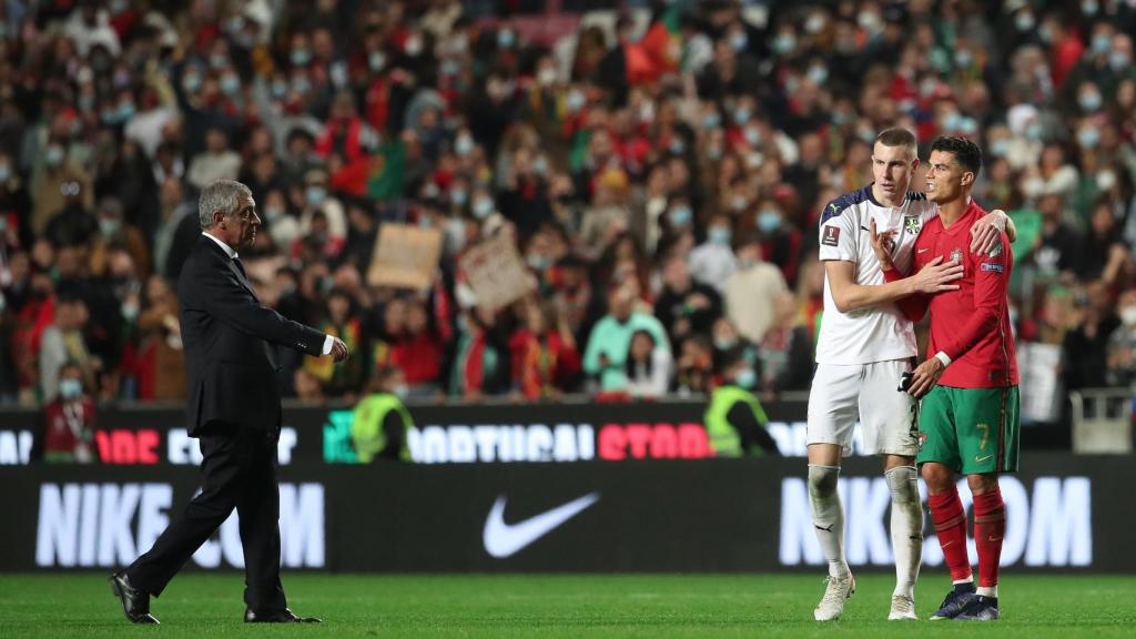 Cristiano Ronaldo discute con Fernando Santos tras el Portugal - Serbia