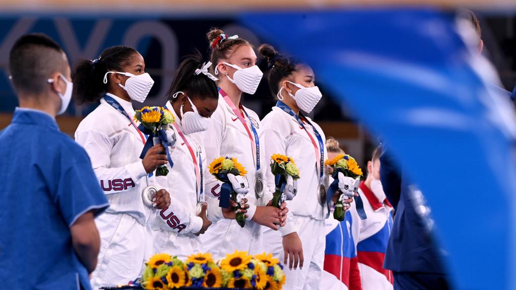 El equipo de gimnasia de Estados Unidos en el podio de Tokio 2020