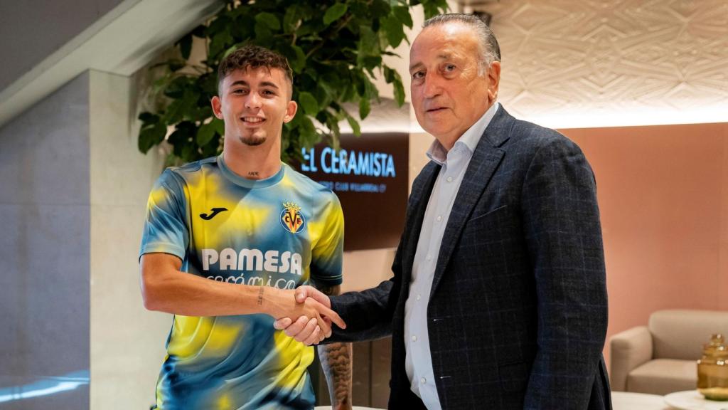 Yeremy Pino y Fernando Roig se estrechan la mano.