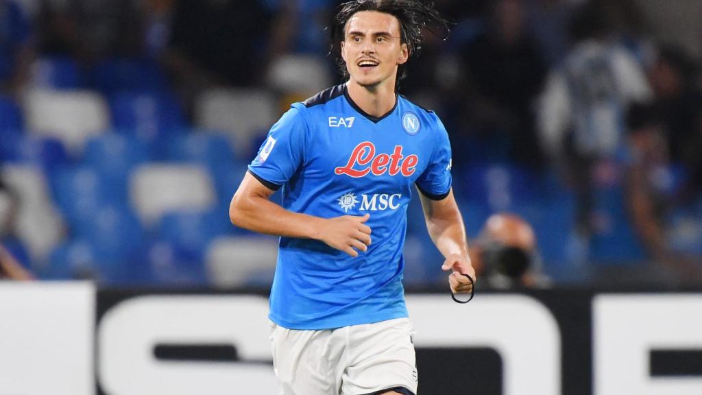 Eljif Elmas, con la camiseta del Nápoles.