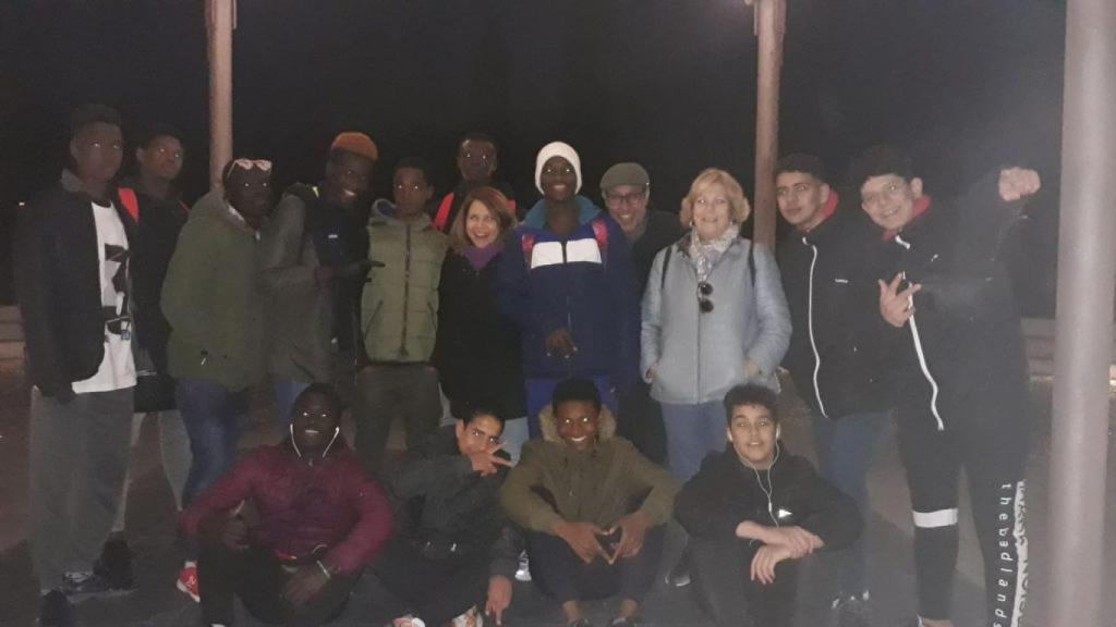 Emilia junto a los adolescentes del centro de acogida de su barrio.