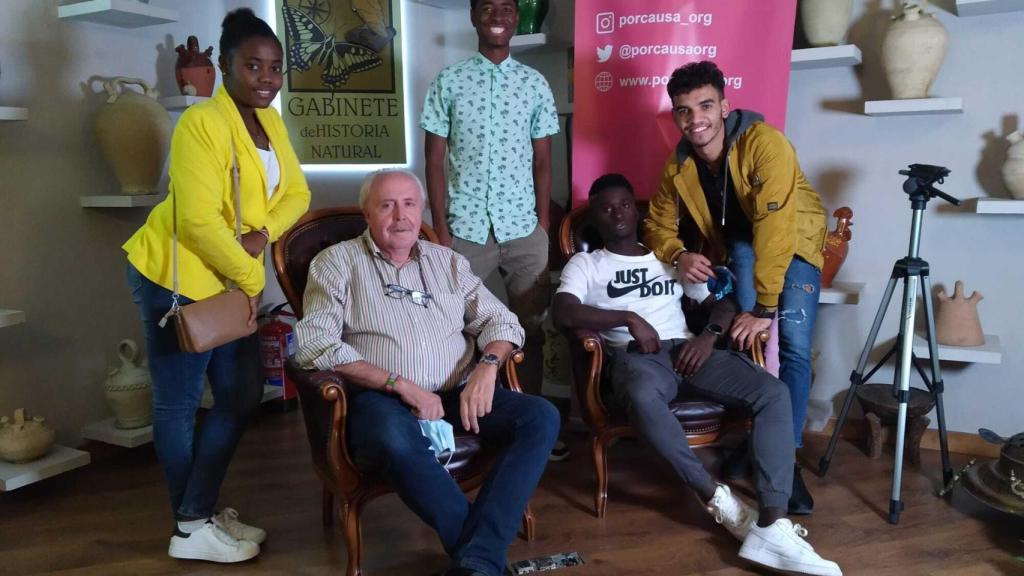 Luis, marido de Emilia con Christy, Diallo, Yassin y Ture