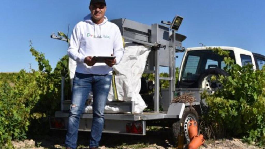 El inventor posa junto a uno de sus prototipos