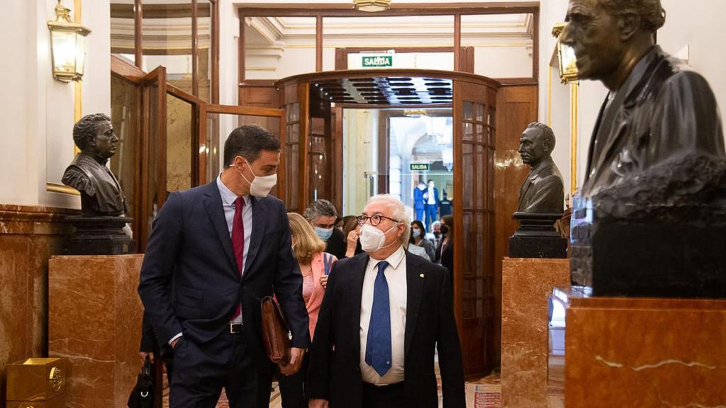 El presidente del Gobierno, Pedro Sánchez, y el ministro de Universidades, Manuel Castells.