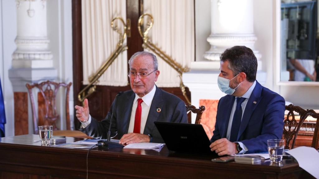 El alcalde de Málaga, Francisco de la Torre, con el concejal de Economía y Hacienda, Carlos Conde.