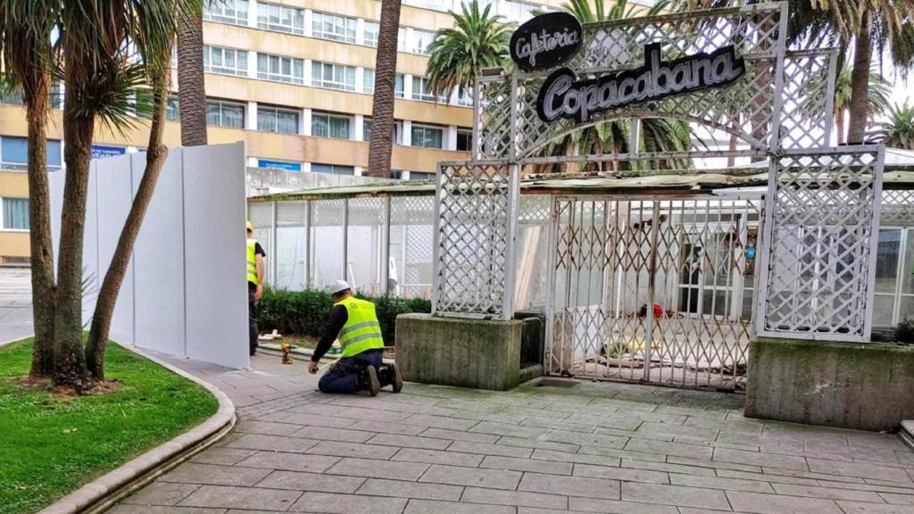 Varios trabajadores vallan el Copacabana de A Coruña antes del inicio de las obras.