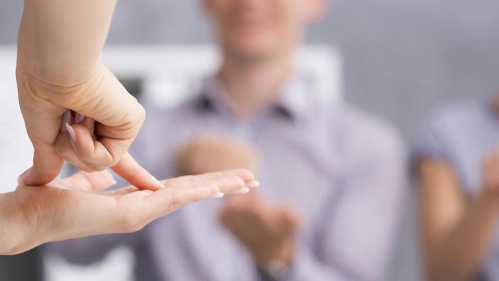 Personas sordas comunicándose con lengua de signos.