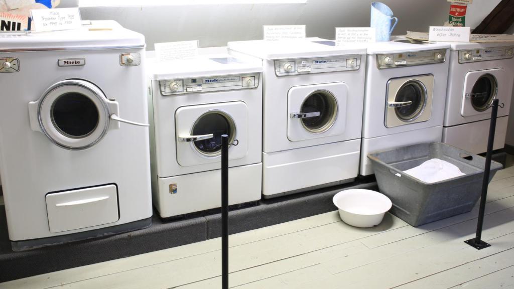 La historia de la lavadora holandesa que lleva en Galicia cuarenta años