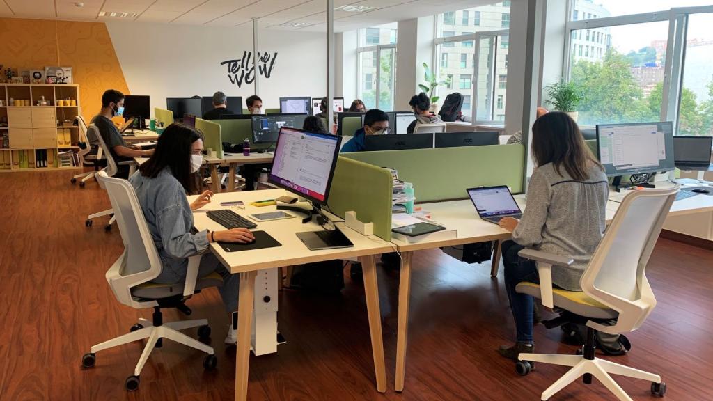 Equipos de Tellmenow y Edujoy, formados por hasta 18 personas, en Bilbao.