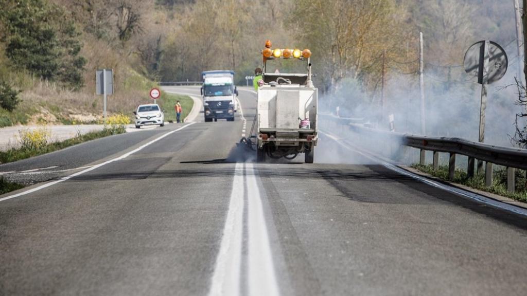Está prohibido saltarse un línea continua para girar a la izquierda.