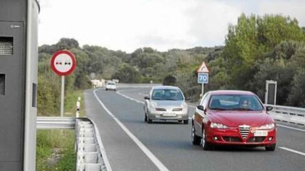 Si hay línea continua, no se debe adelantar. De lo contrario, le podrían multar con hasta 400 euros.