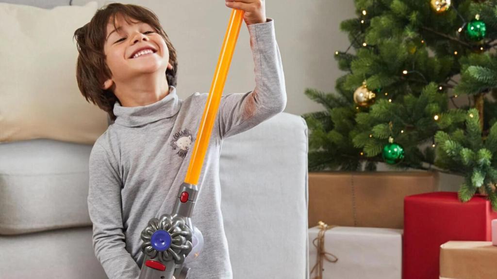Niño jugando con el aspirador.