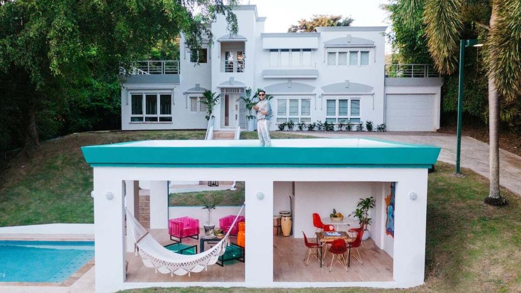 La espectacular mansión de Daddy Yankee (en el centro de la imagen) dispone de piscina y chill out en mitad de la montaña.