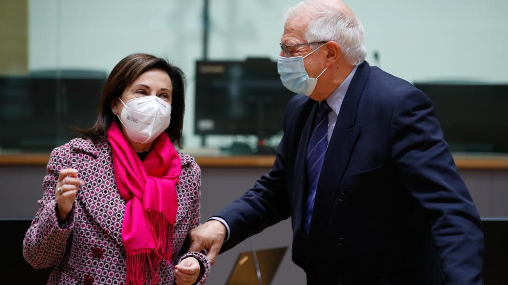 Margarita Robles conversa con Josep Borrell durante la reunión de este martes en Bruselas