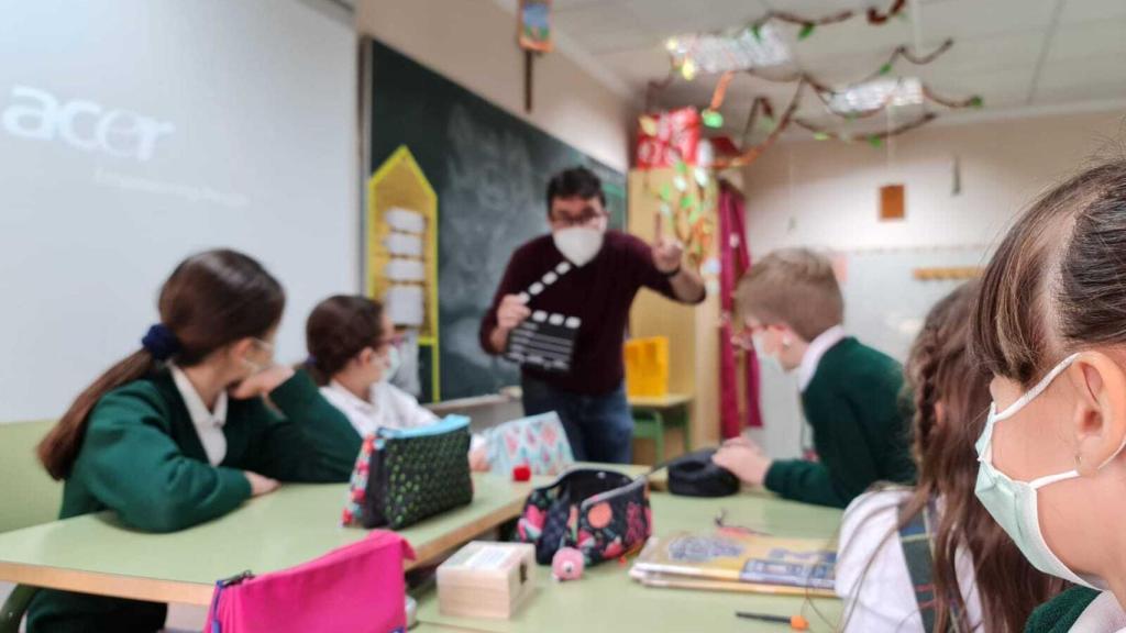 Frasesc, en clase con sus alumnos.