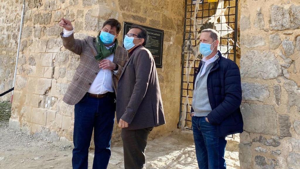 Augusto Cobos junto al alcalde de Trigueros, Pedro Pérez, en el Castillo Encantado