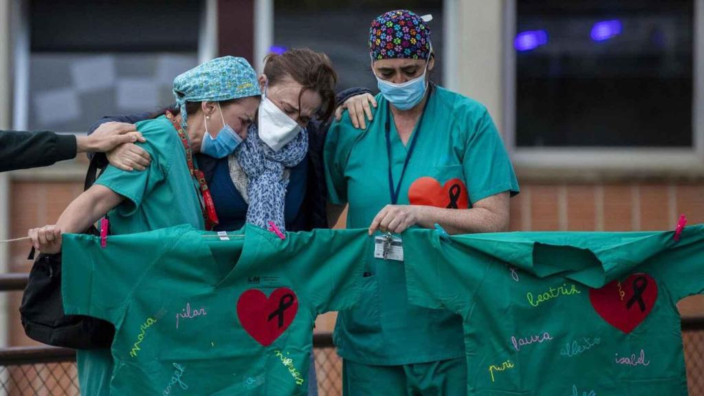 Personal sanitario llora la muerte de un compañero por Covid-19 en el Hospital Severo Ochoa de Leganés.