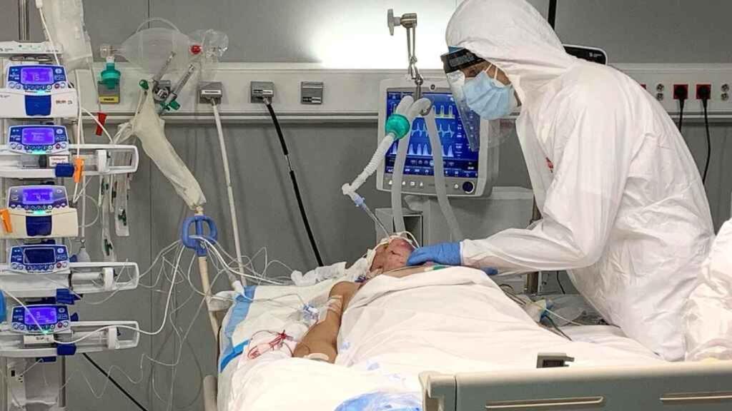 Paciente con coronavirus ingresado en UCI.