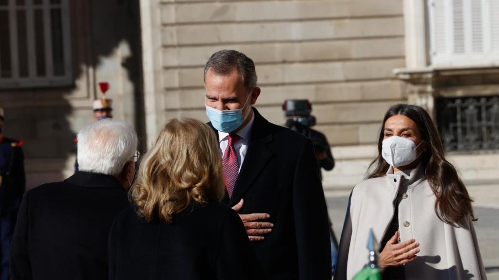 Los Reyes en la recepción al presidente de Italia, Sergio Mattarella, y su hija, Laura.