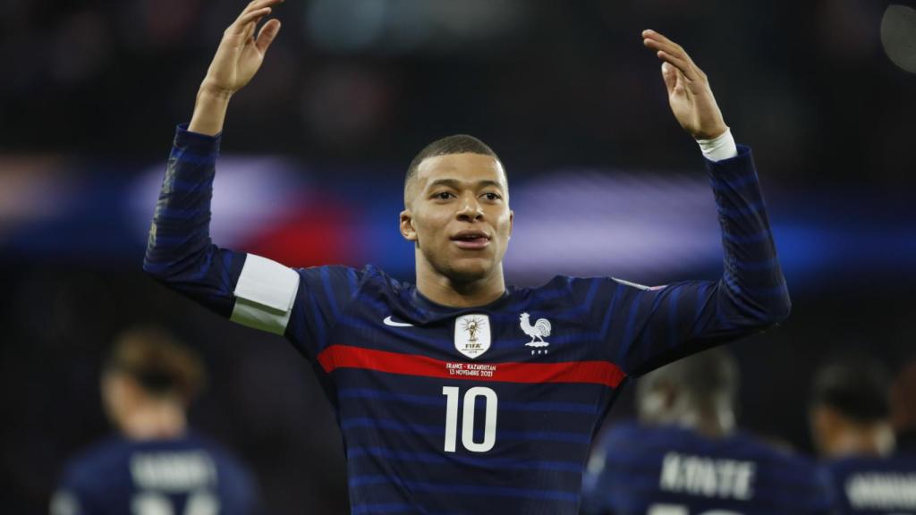 Kylian Mbappé celebra el pase de la selección de Francia al Mundial de Qatar 2022