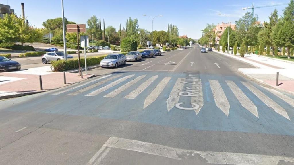 Uno de los pasos de peatones de la calle Río Alberche de Toledo.