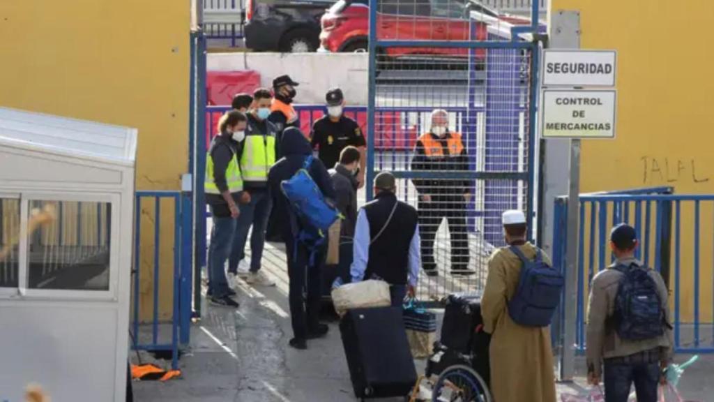 Ciudadanos cruzando el paso del Tarajal, en Ceuta, en una imagen de archivo.