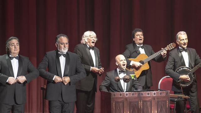 Les Luthiers en su espectáculo 'Viejos Hazmerreíres'.