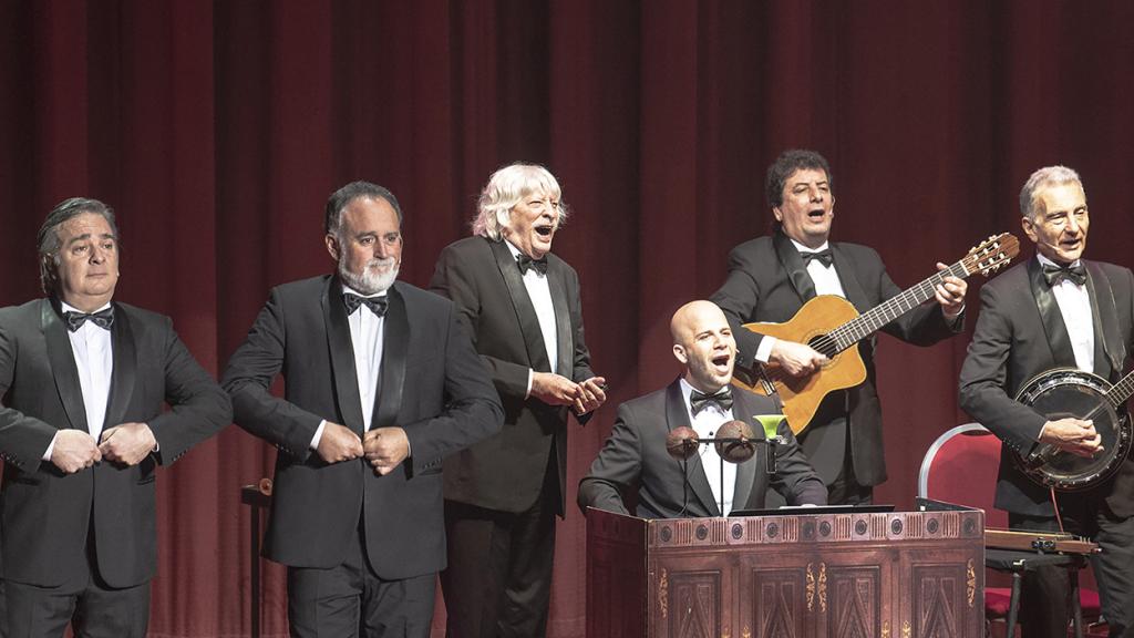 Les Luthiers en su espectáculo 'Viejos Hazmerreíres'.