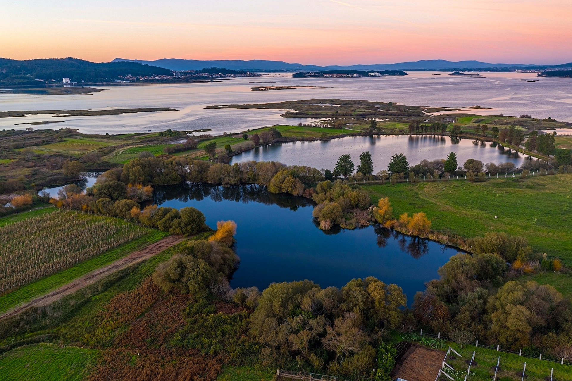 Paisaje actual de Vilalonga en el entorno de las lagunas de Rouxique. Foto: Mancomunidade do Salnés.