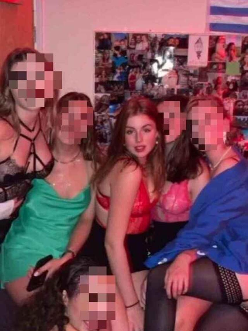 Alexia de Holanda junto a sus compañeras en la fiesta LGTBIQ+ del Atlantic College.