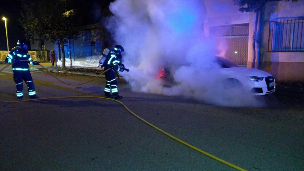 Tareas de extinción de los bomberos de Ponferrada