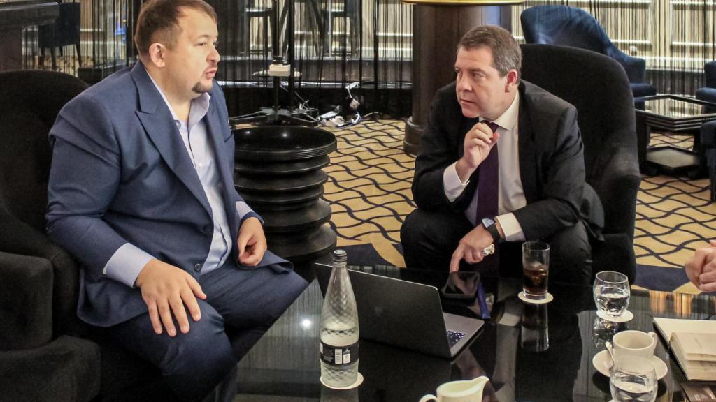 Reunión de Emiliano García-Page con el ‘country manager’ del pabellón de España, Raúl Viña. Foto: JCCM